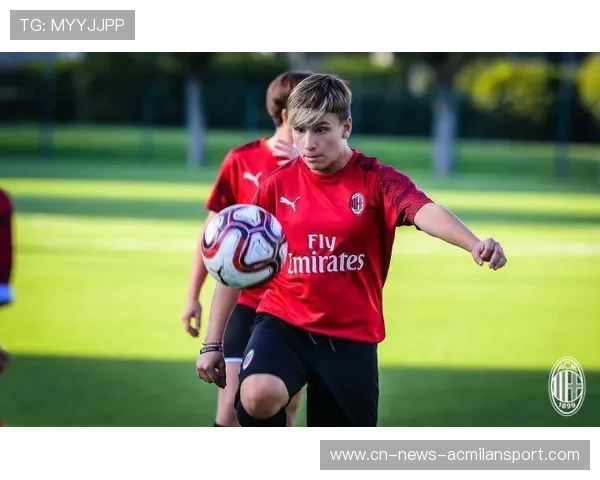 AC米兰青训传球课：小将学会在狭小空间快速出球