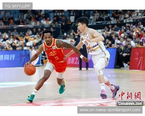 CBA三人配合如行云流水，展现篮球团队默契之美