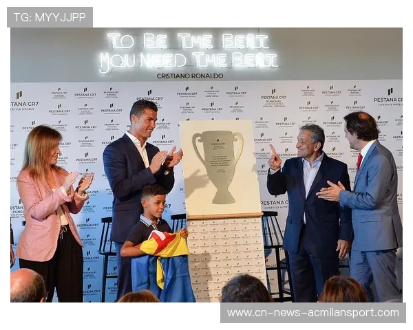 C罗被拍与著名画家合影，跨界生活化话题被热炒